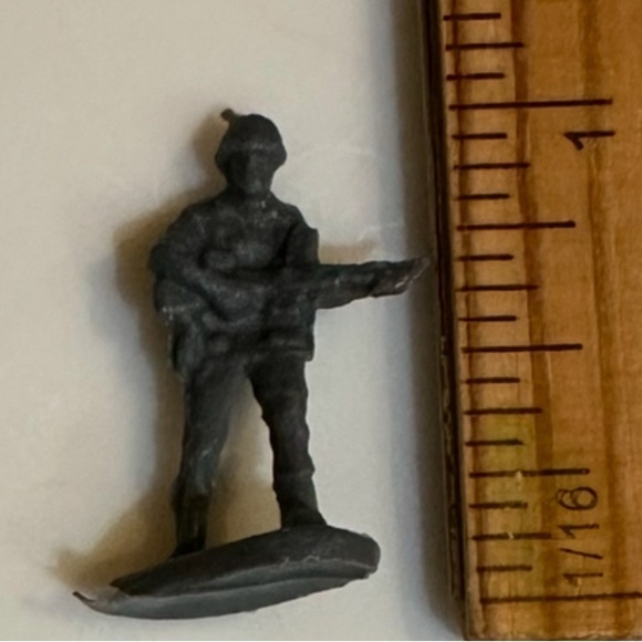 VTG Y2K TINY ARMY MAN MILITARY 1” TOY STORY MINIATURE ACTION FIGURE COLLECTIBLE - Picture 3 of 9